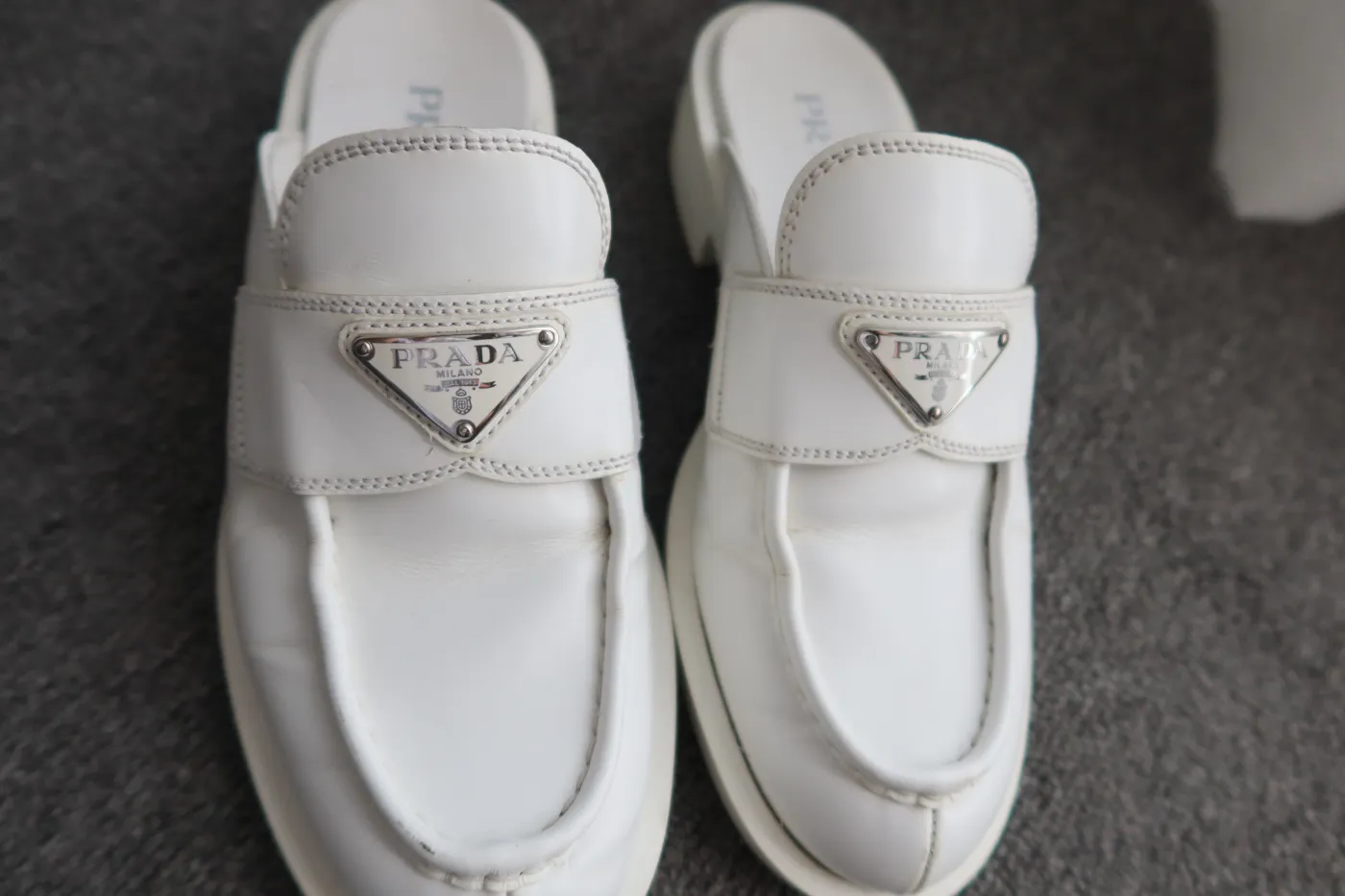 Mule Prada Enameled Metal Triangle Leather Branco - 5