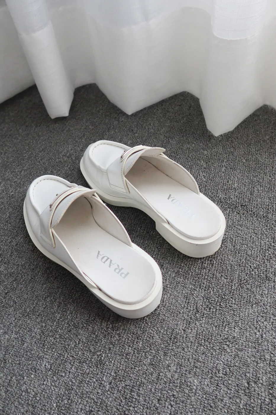 Mule Prada Enameled Metal Triangle Leather Branco - 6