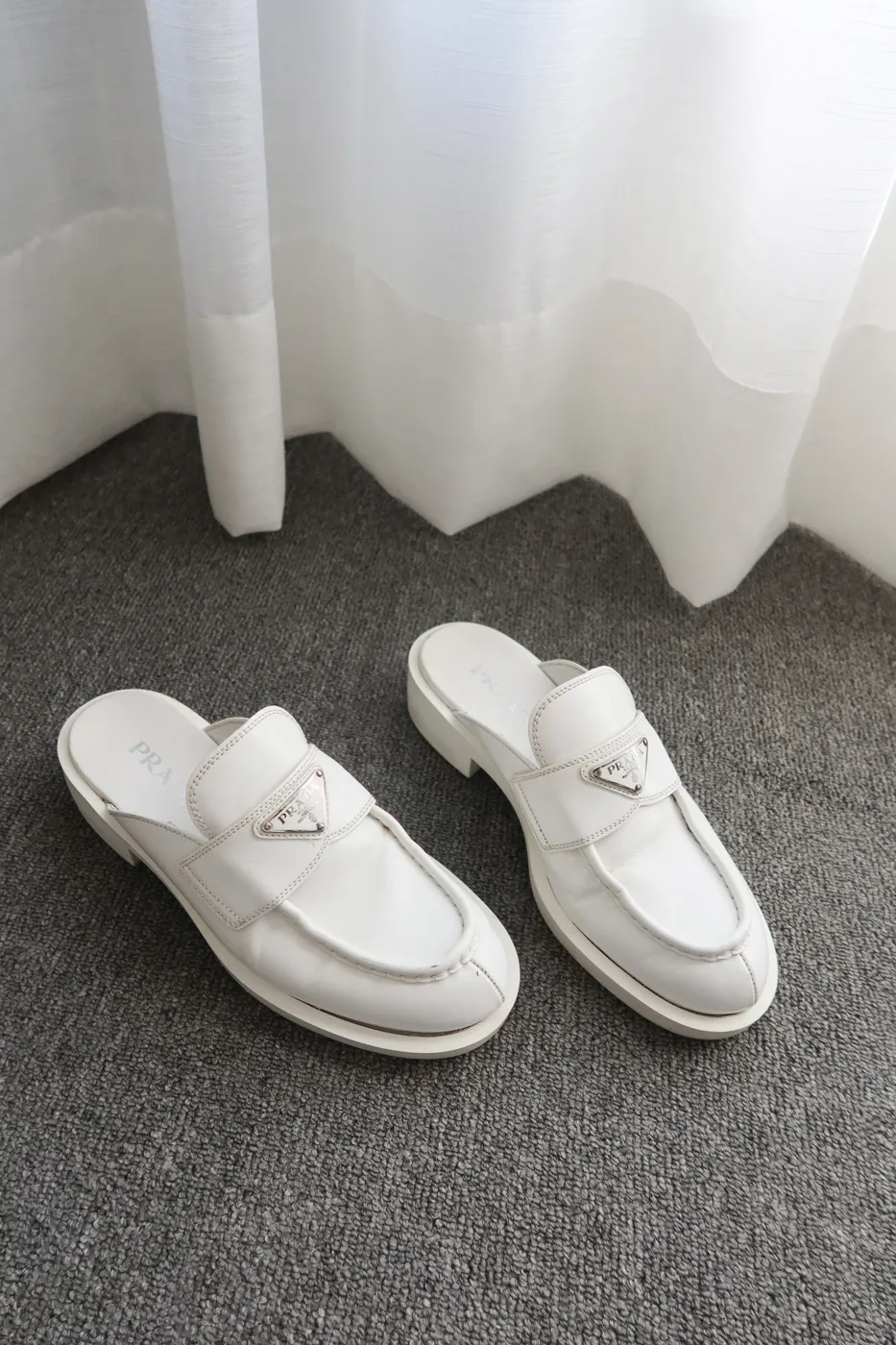 Mule Prada Enameled Metal Triangle Leather Branco - 4