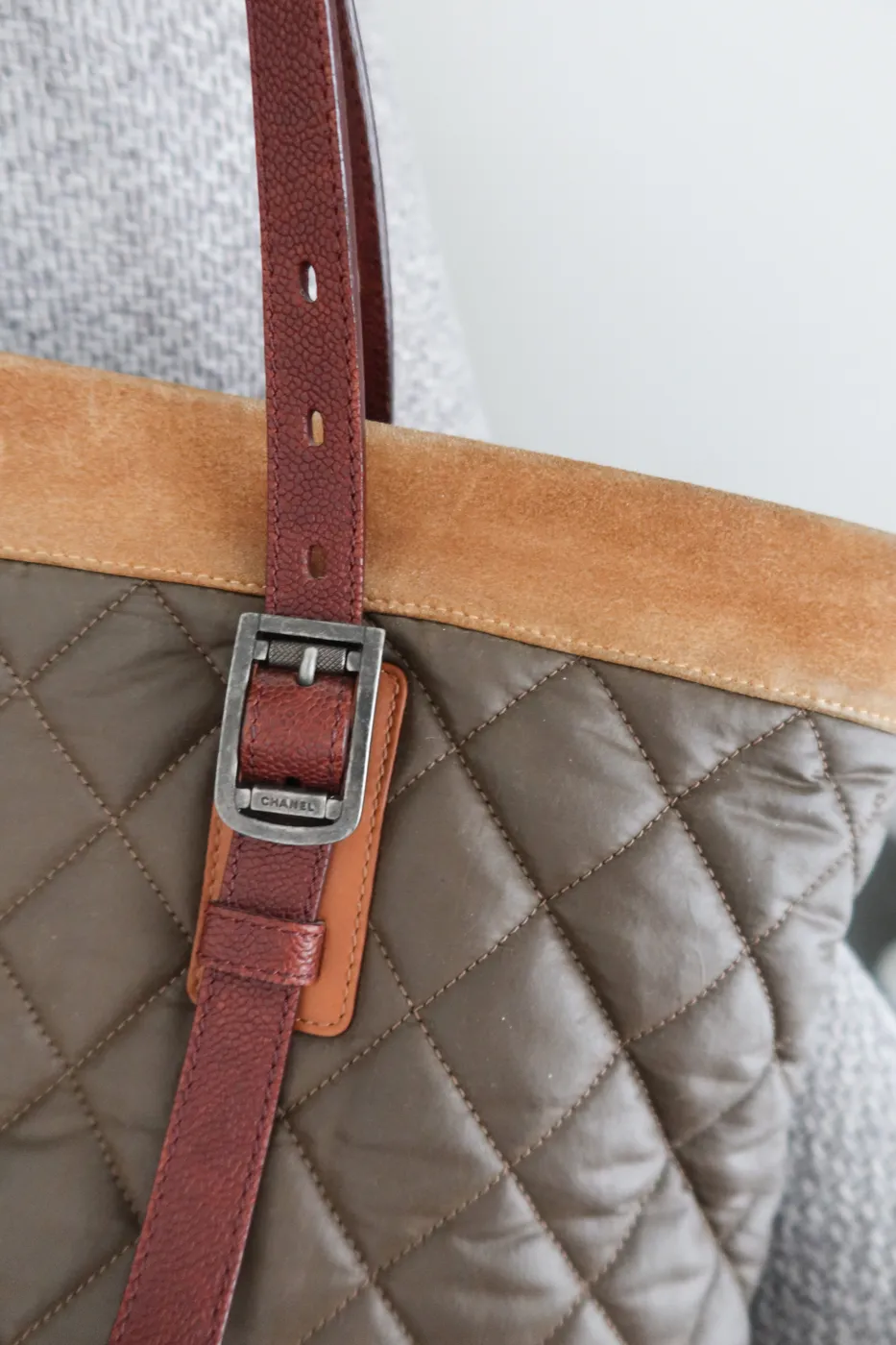 Bolsa Chanel Paris-Edinburgh Quilted Tote Marrom - 5