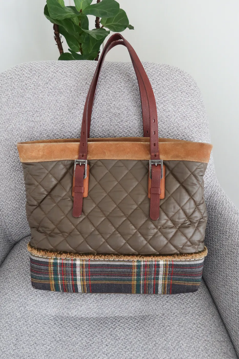 Bolsa Chanel Paris-Edinburgh Quilted Tote Marrom - 8