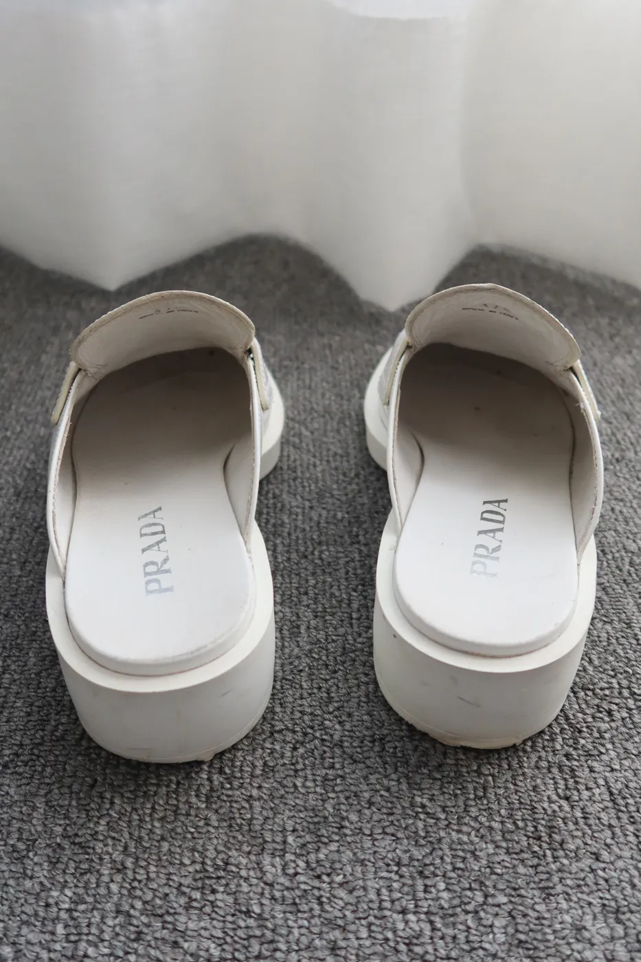 Mule Prada Enameled Metal Triangle Leather Branco - 7