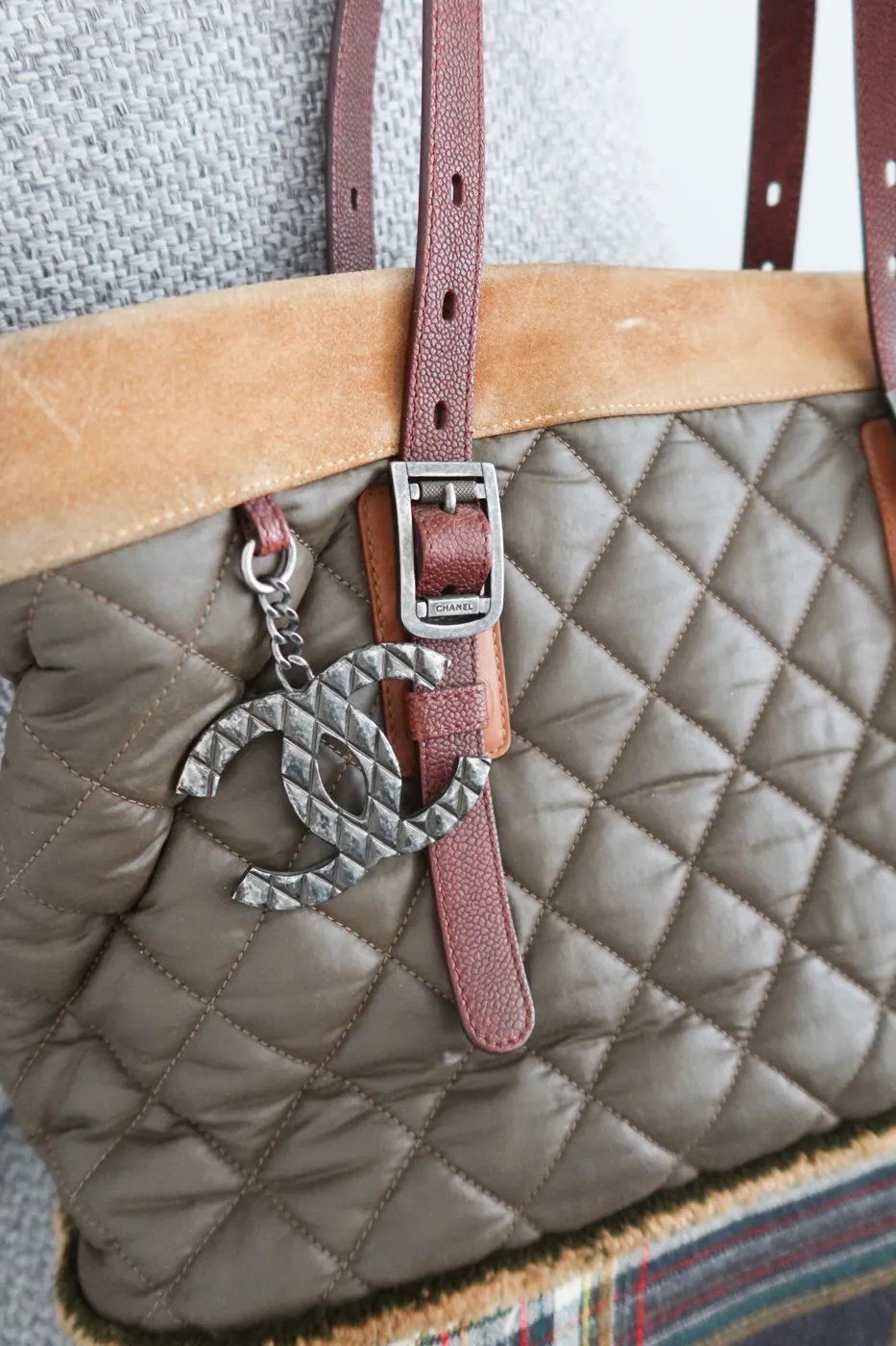 Bolsa Chanel Paris-Edinburgh Quilted Tote Marrom - 4