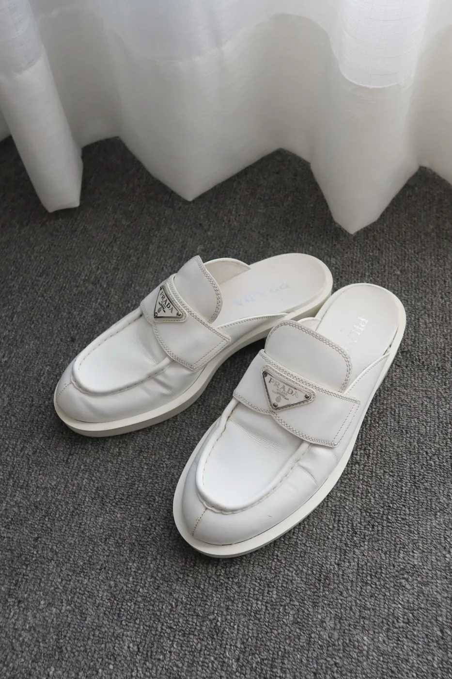 Mule Prada Enameled Metal Triangle Leather Branco - 2