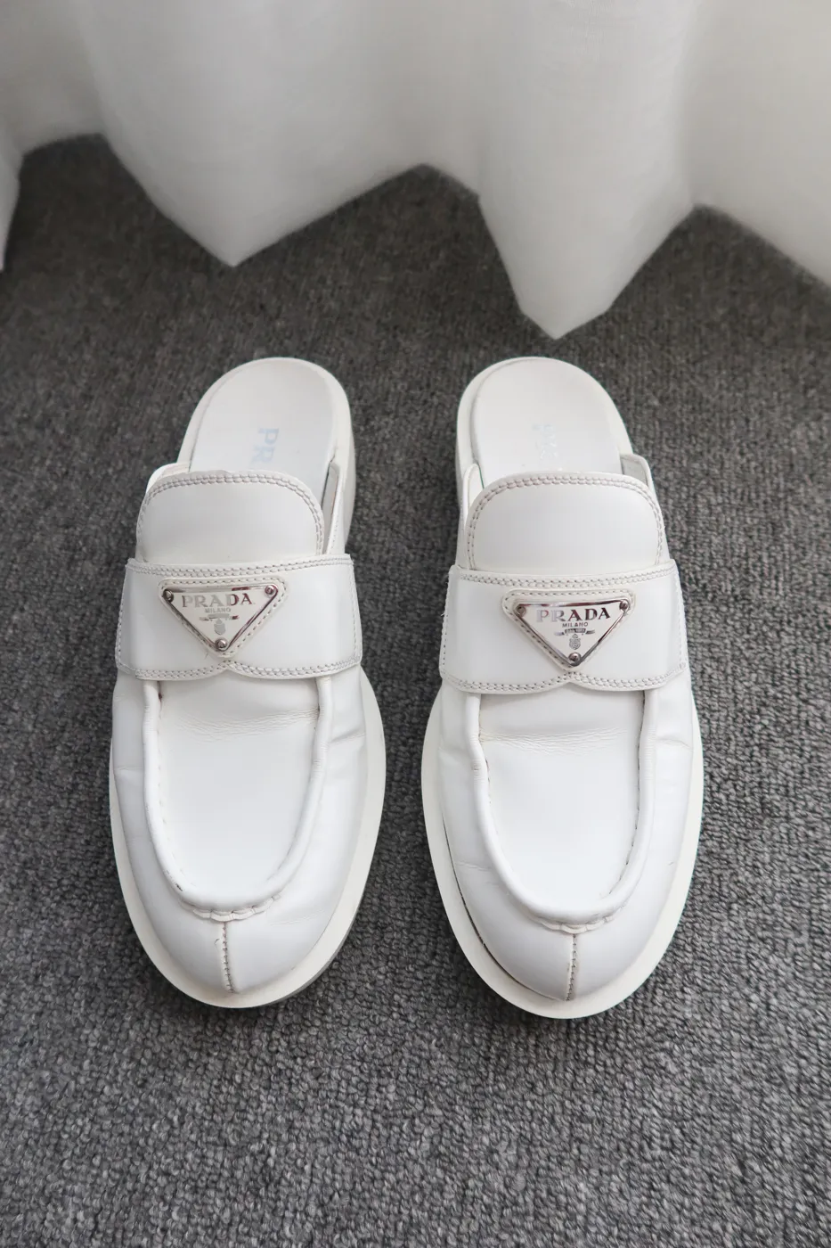 Mule Prada Enameled Metal Triangle Leather Branco - 3