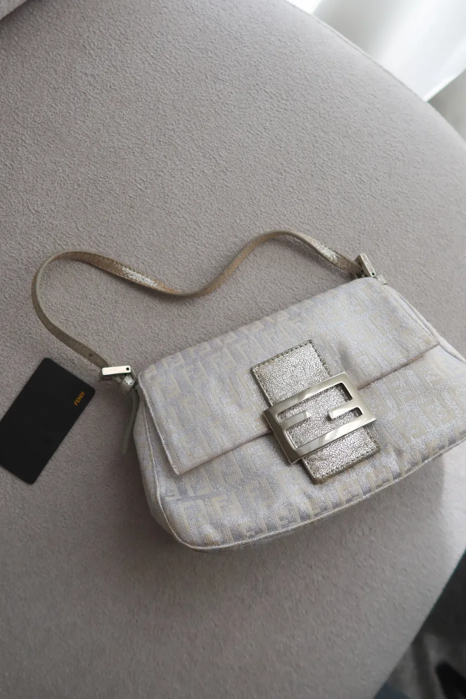 Bolsa Fendi Zucchino Mini Mama Baguette Prateada - 2