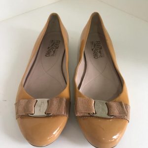 Sapatilha Ferragamo bege verniz sola 375