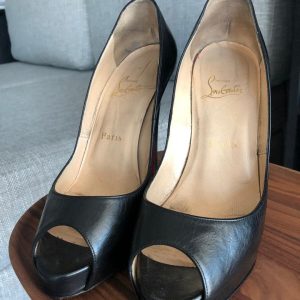 Sapato Louboutin pep toe preto sola 375
