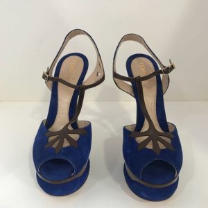 Sandalia Fendi azul com marrom sola 385