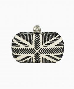 Clutch Alexander McQueen Skull Box branca e preto