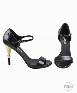 Sandália Chanel bicolor com logotipo
