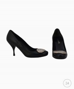 Sapato Prada em couro preto com placa