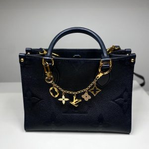 Bolsa Louis Vuitton On The Go Preta com chaveiro