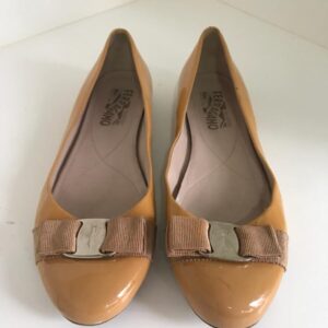 Sapatilha Ferragamo bege verniz, sola 37.5
