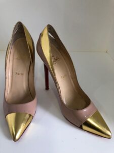 Sapato Louboutin bege com dourado, sola 40