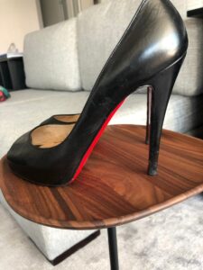 Sapato Louboutin pep toe preto, sola 37,5