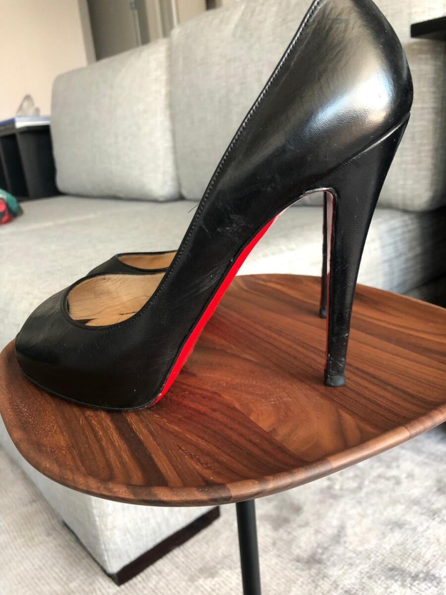 Sapato Louboutin pep toe preto, sola 37,5