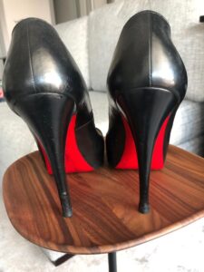 Sapato Louboutin pep toe preto, sola 37,5