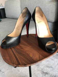 Sapato Louboutin pep toe preto, sola 37,5