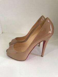 Sandália Louboutin bege sola 37