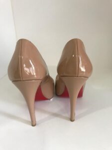 Sandália Louboutin bege sola 37