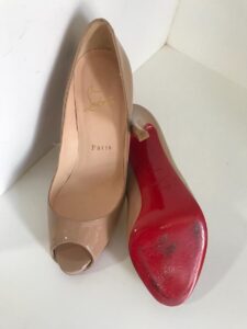 Sandália Louboutin bege sola 37