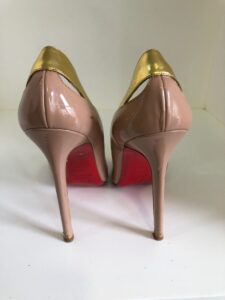 Sapato Louboutin bege com dourado, sola 40