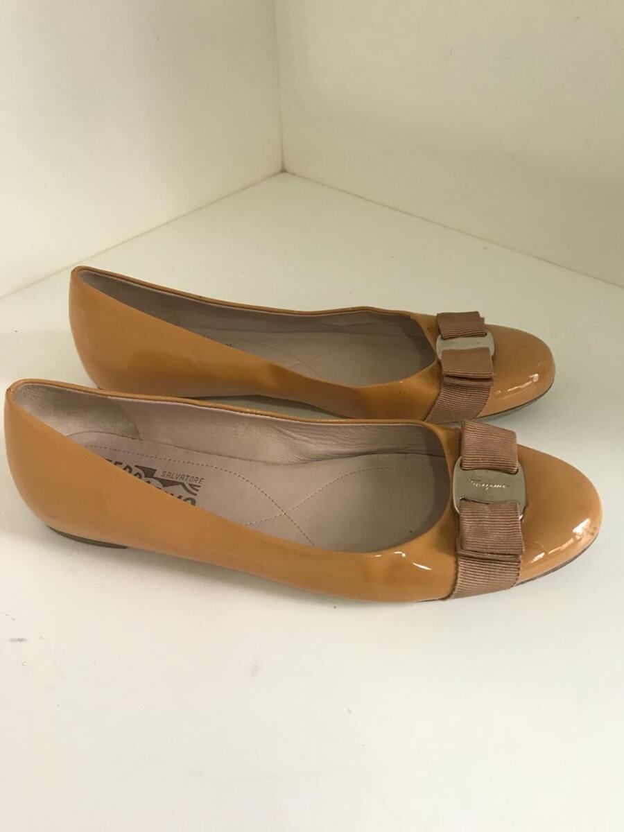 Sapatilha Ferragamo bege verniz, sola 37.5