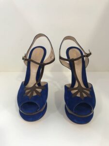 Sandalia Fendi azul com marrom, sola 38.5