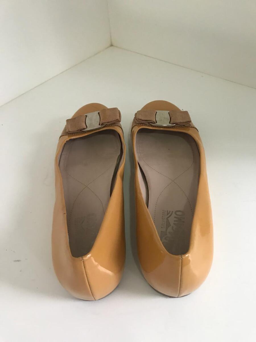Sapatilha Ferragamo bege verniz, sola 37.5