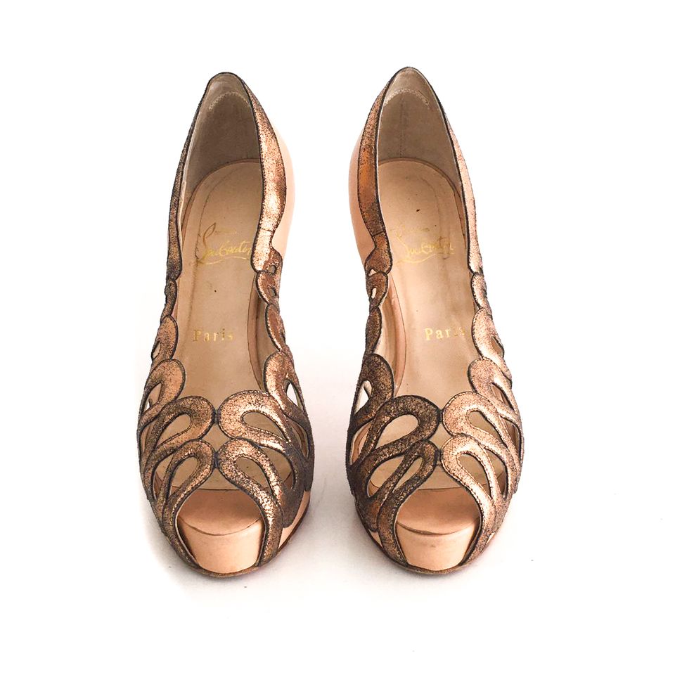 Sapato Louboutin Peep Toe Nude com Bronze Tam. 37