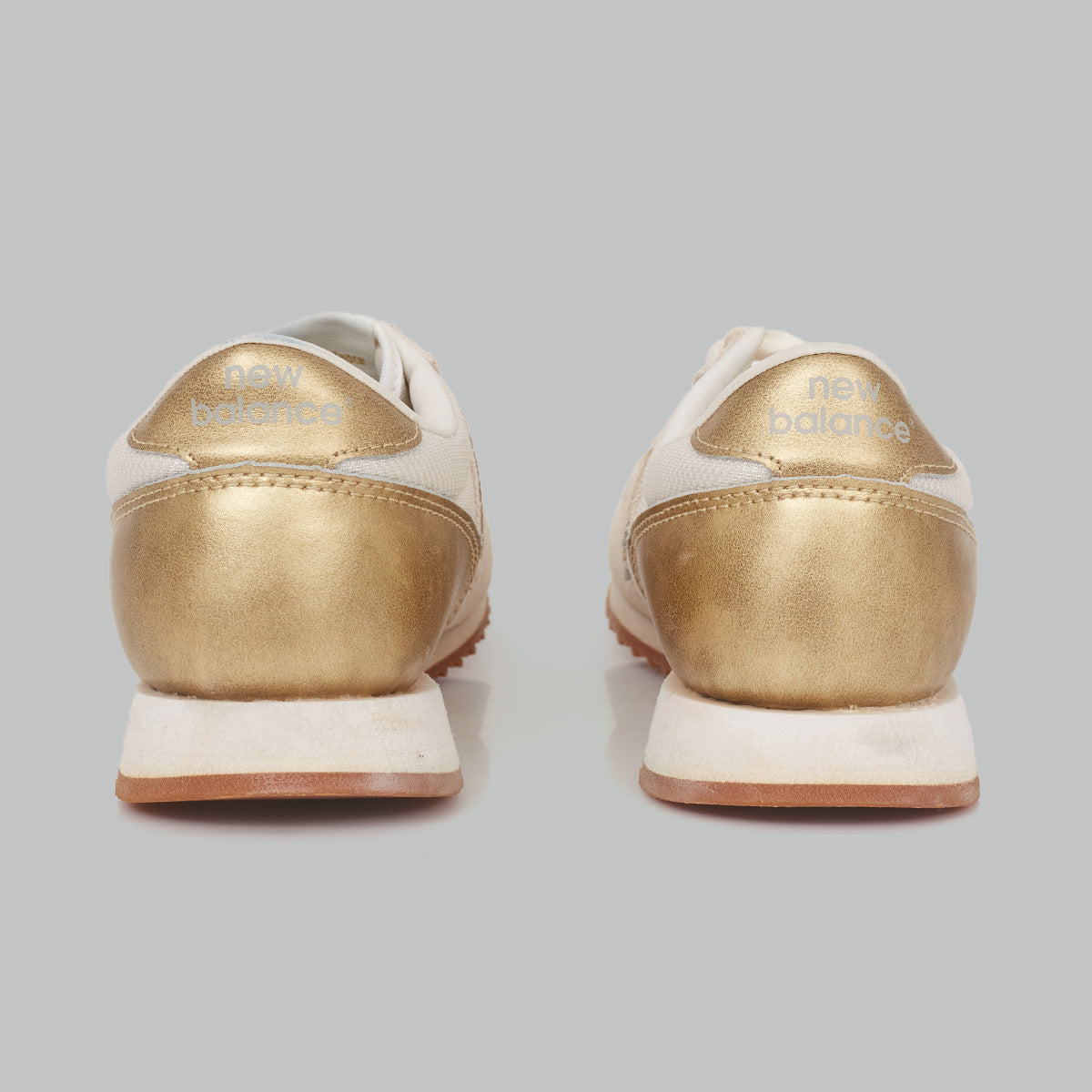 Tênis New Balance Off White e Dourado TAM. 38,5 Br