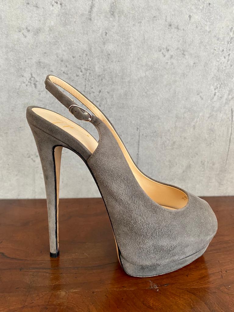 Sapato Giuseppe Zanotti Camurça Cinza Tam. 37