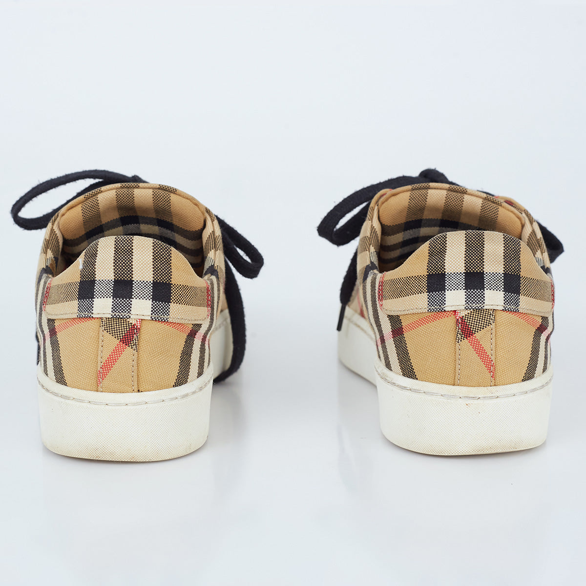 ⁠Tênis Burberry Xadrez Tam. 35 Br