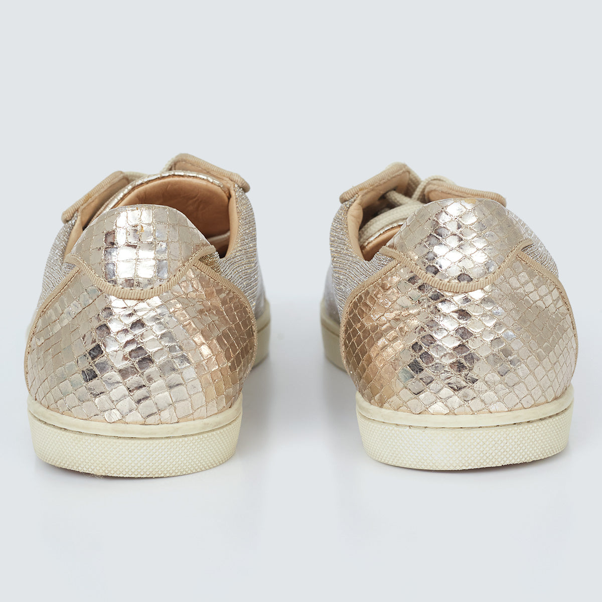 ⁠Tênis Christian Louboutin Dourado Tam. 38,5 Br