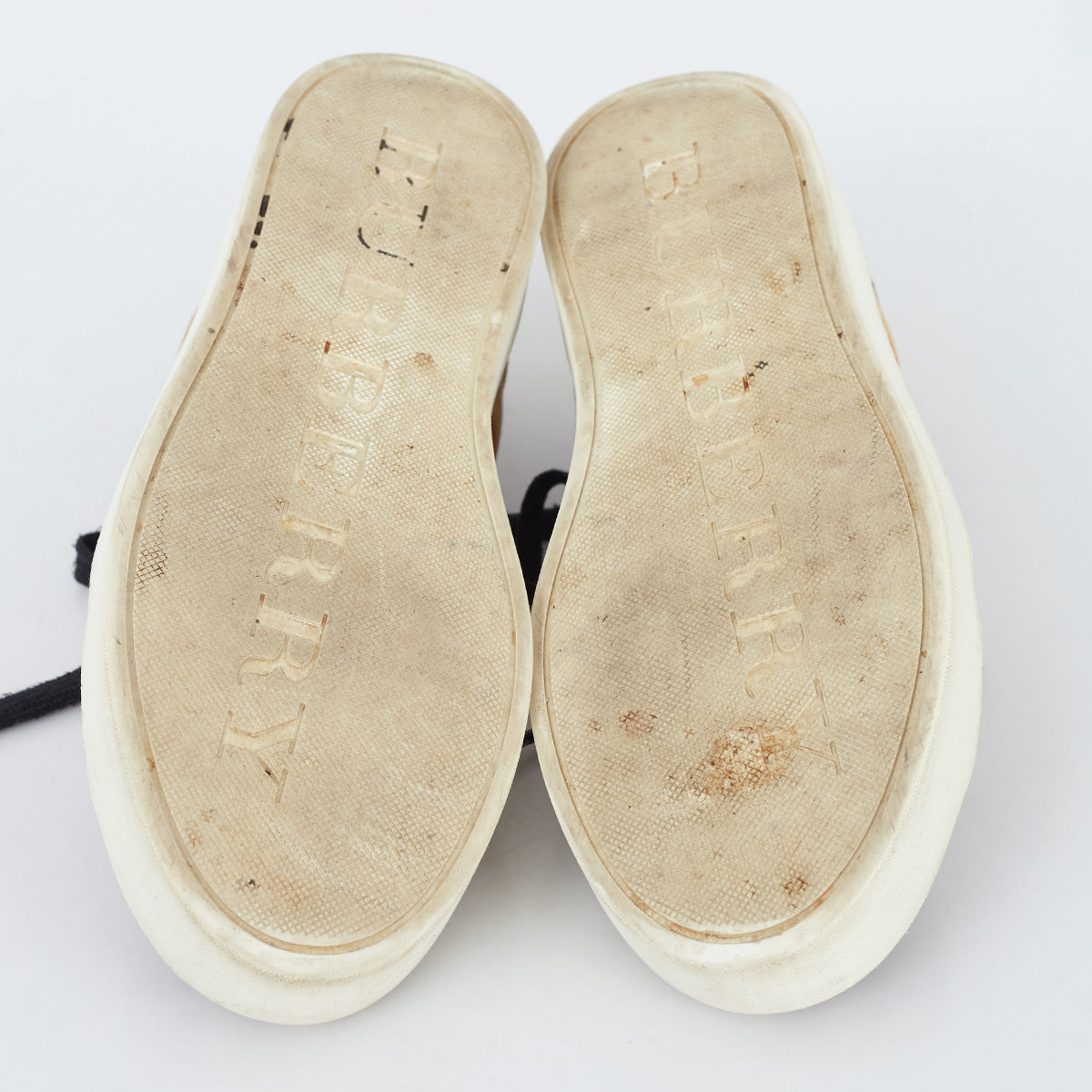 ⁠Tênis Burberry Xadrez Tam. 35 Br