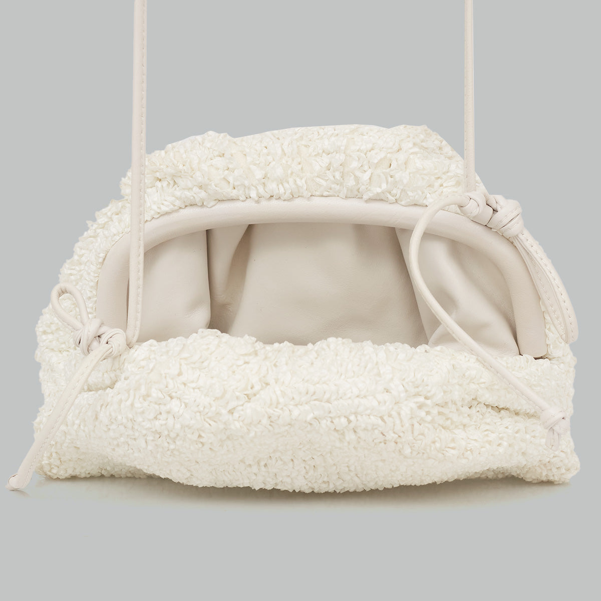 Bolsa Bottega Veneta Mini Pouch Curly Raffia Branca