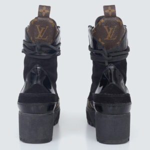 ⁠Bota Louis Vuitton com Monograma Preta Tam. 35 Br