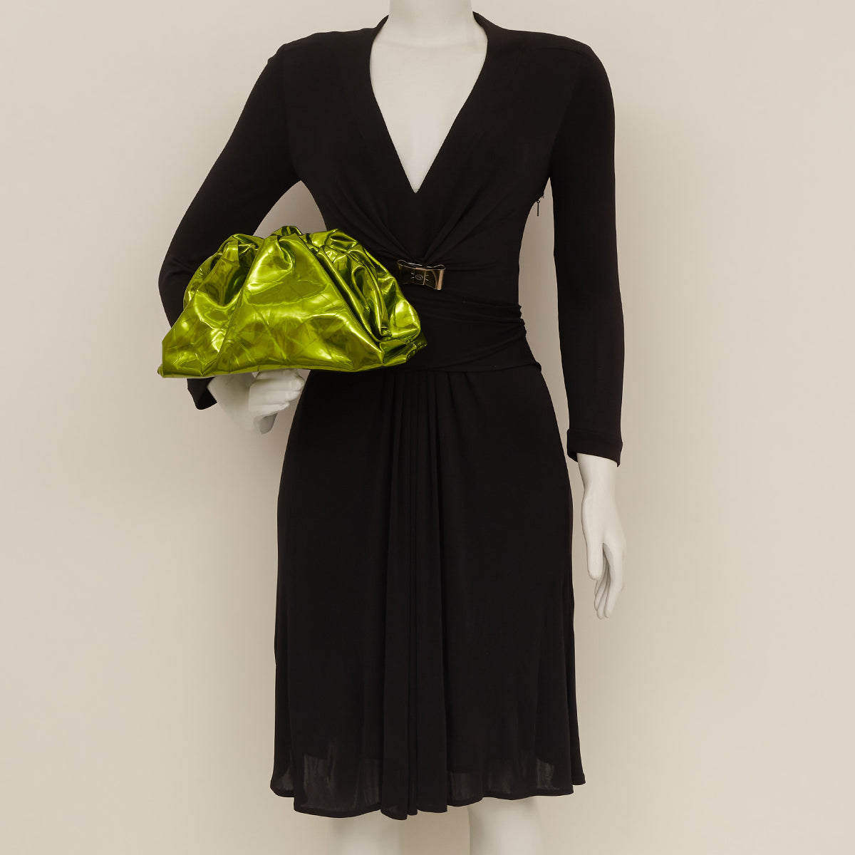 Clutch Bottega Veneta The Pouch Verde Metalizada