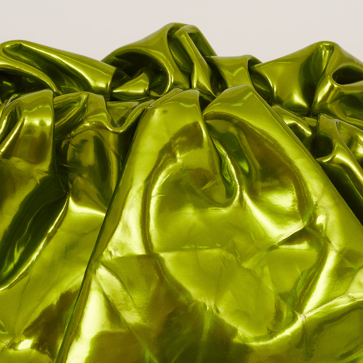 Clutch Bottega Veneta The Pouch Verde Metalizada