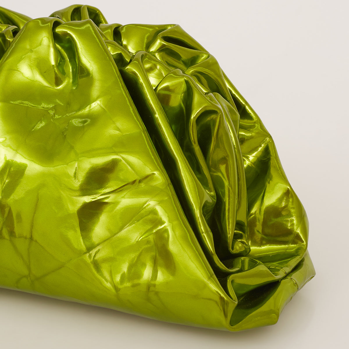 Clutch Bottega Veneta The Pouch Verde Metalizada
