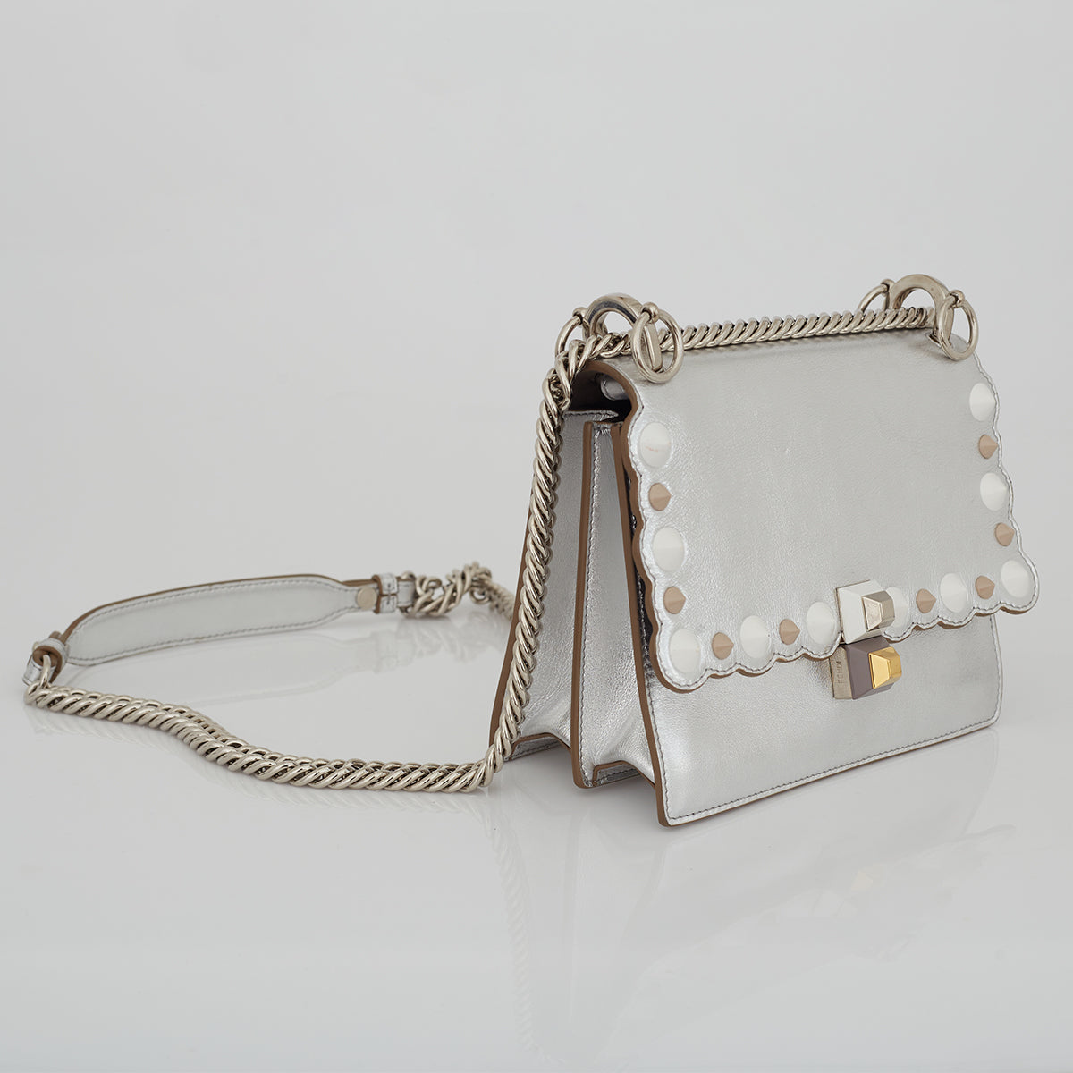 Bolsa Fendi Kan Prateada Pequena