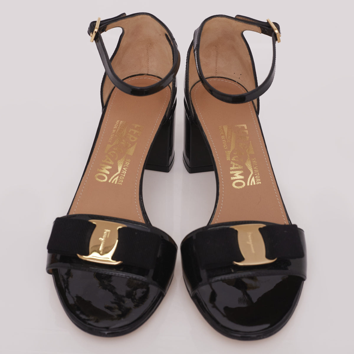 Sandália Salvatore Ferragamo Verniz Preto Tam. 6,5C