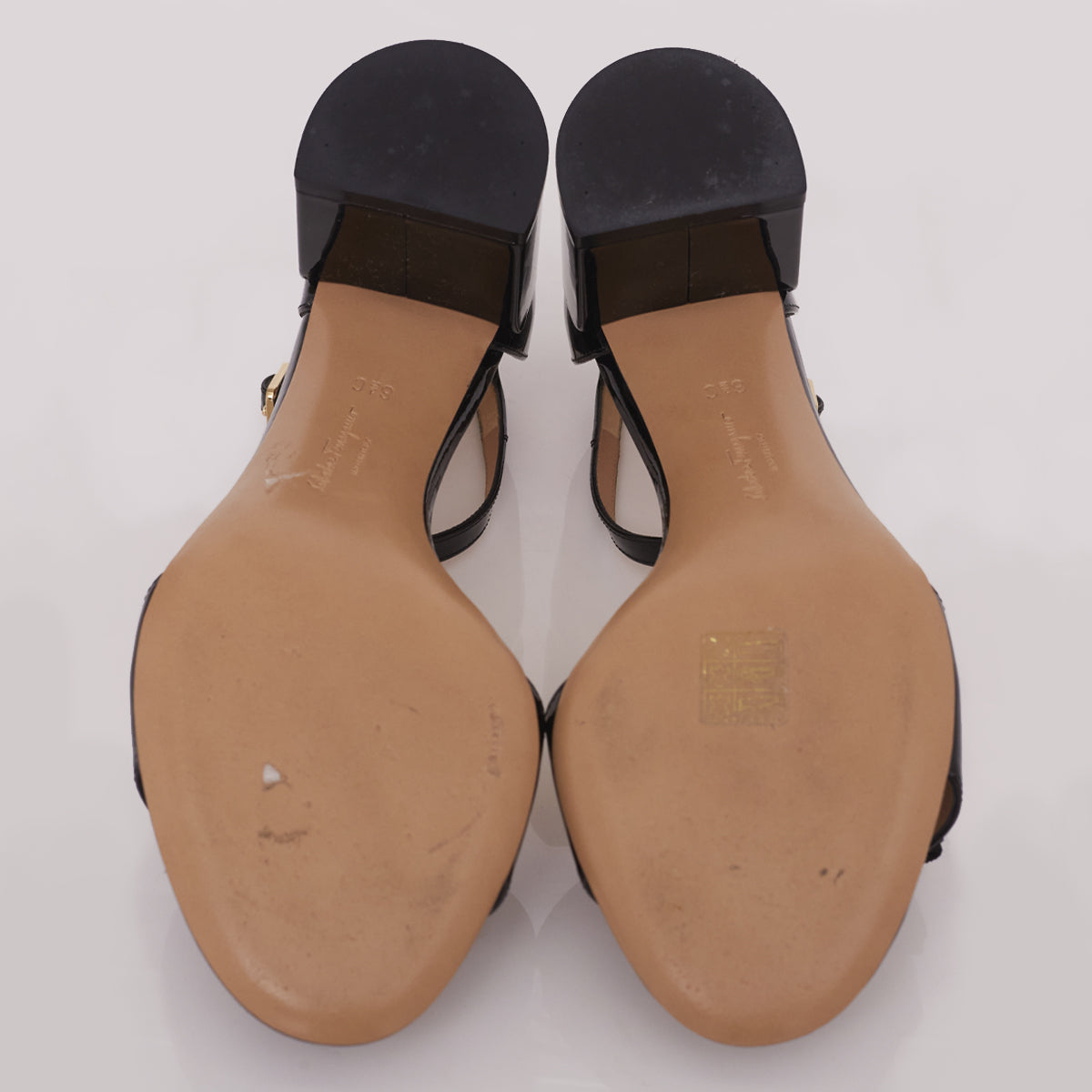 Sandália Salvatore Ferragamo Verniz Preto Tam. 6,5C