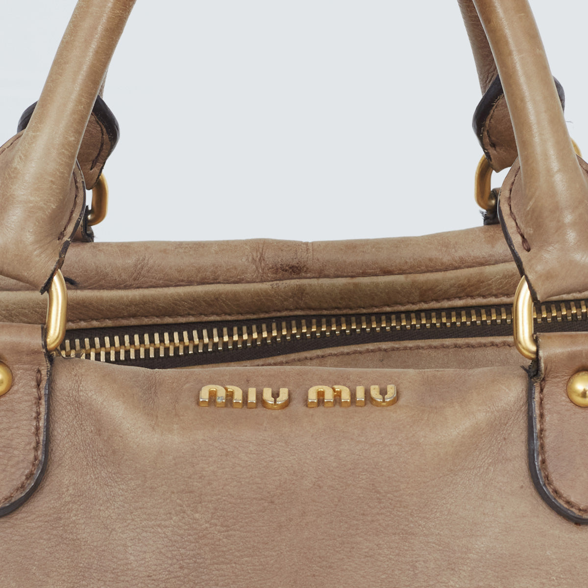 ⁠⁠Bolsa Miu Miu Tote Bege