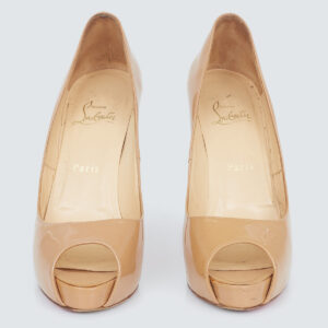 ⁠Peep Toe Louboutin Nude Verniz Tam. 36,5 Br