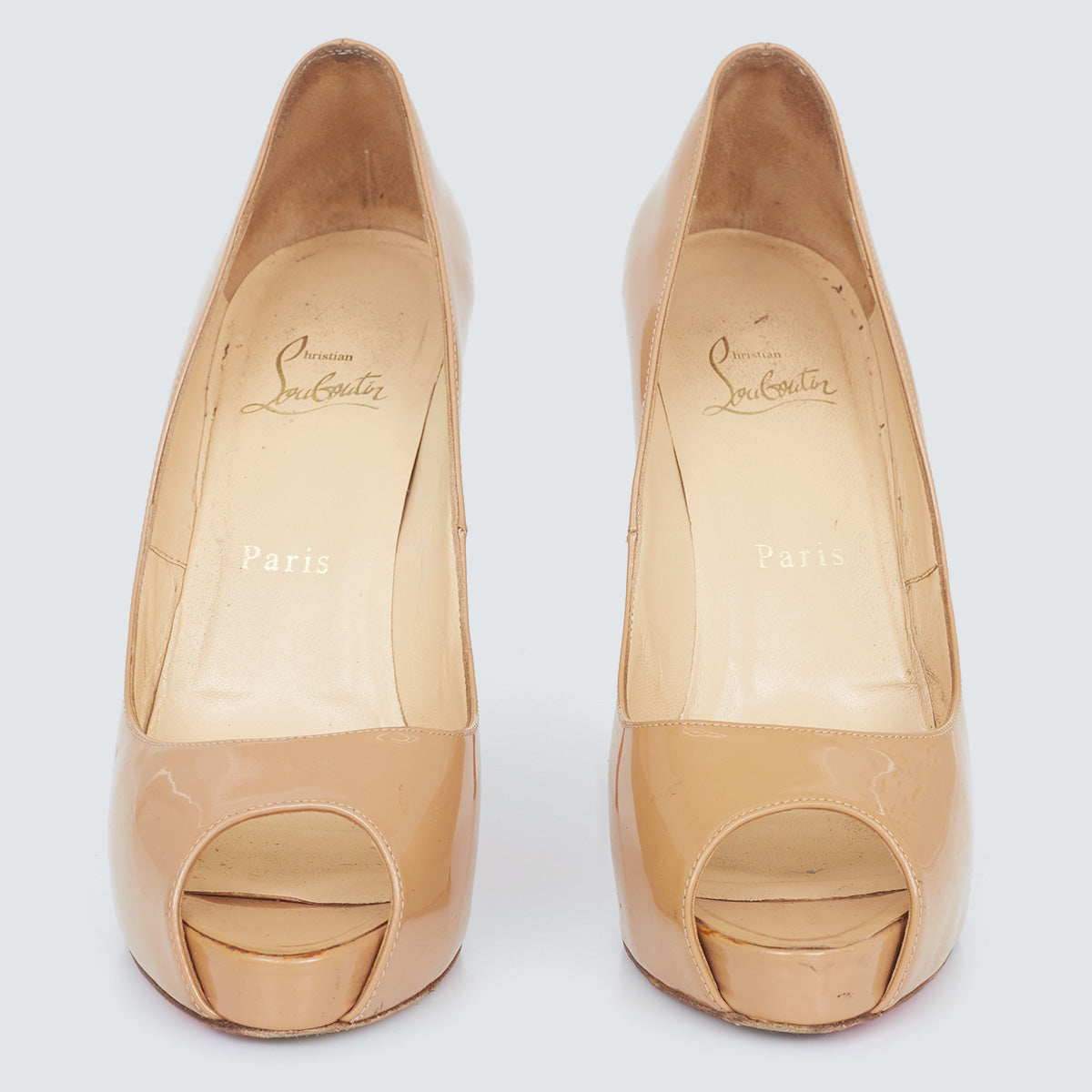⁠Peep Toe Louboutin Nude Verniz Tam. 36,5 Br