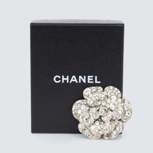 ⁠Broche Chanel Camélia