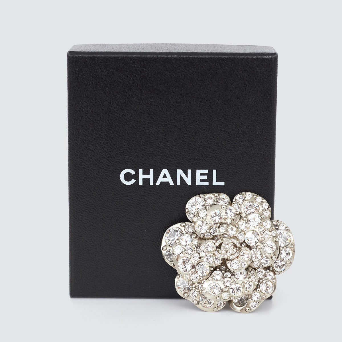 ⁠Broche Chanel Camélia