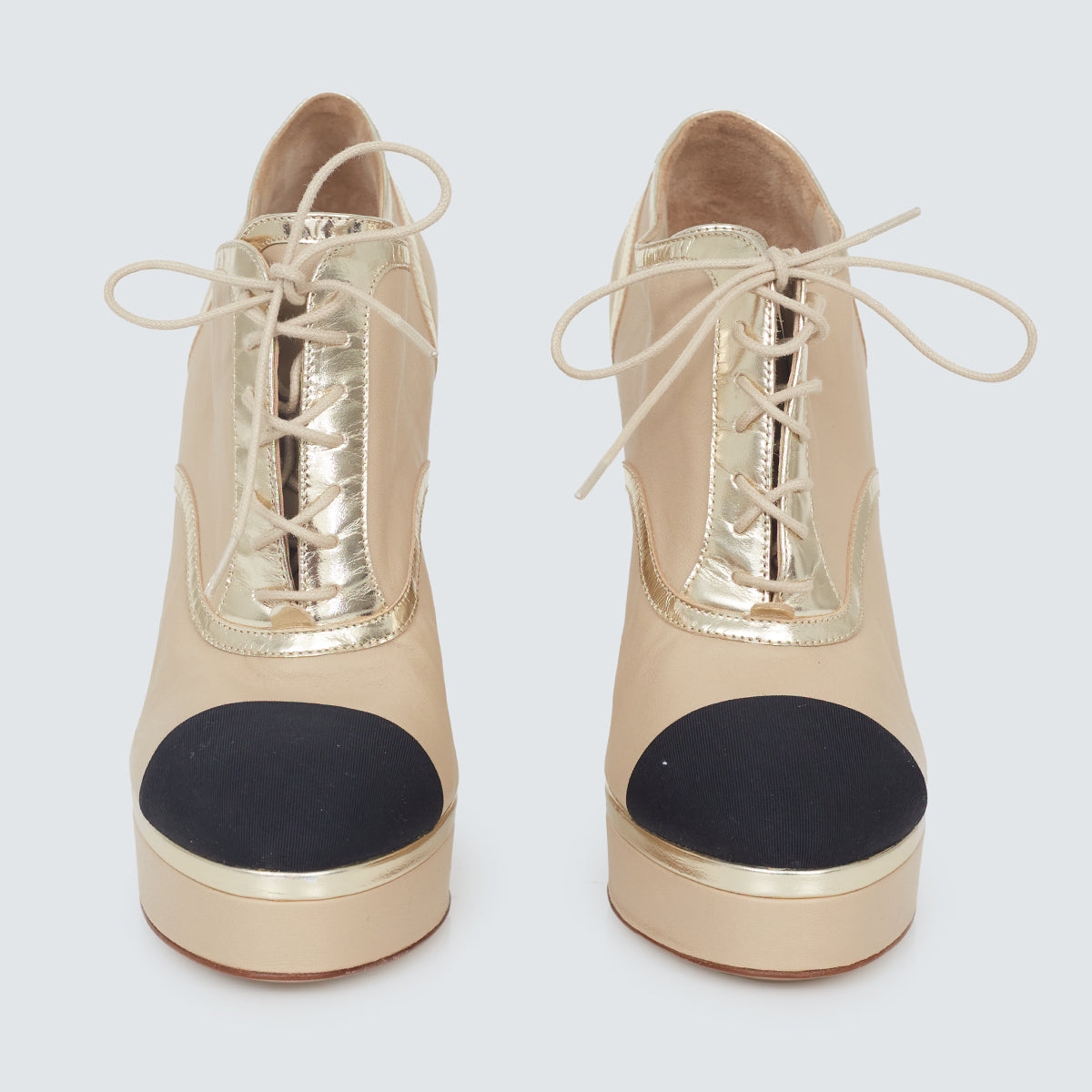 ⁠Ankle Boot Chanel Nude e Preta Tam. 37 BR